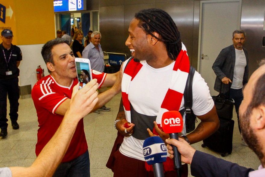 Φωτογραφίες: Η άφιξη του Ρούμπεν Σεμέδο στην Ελλάδα για τον Ολυμπιακό