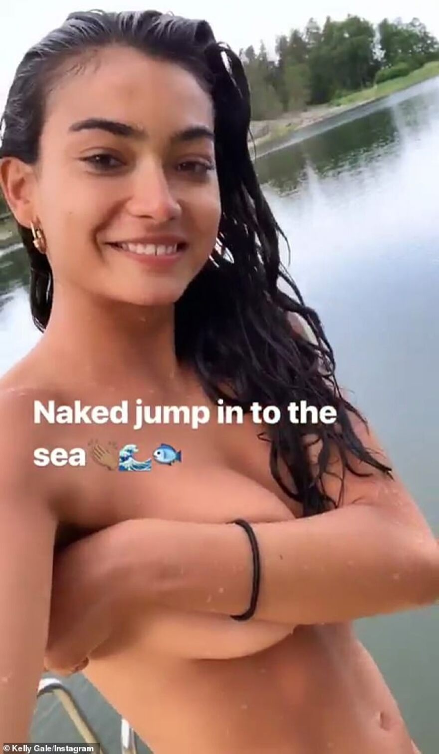 Μοντέλο της Victoria's Secret κολυμπά ολόγυμνη και «ρίχνει» το Instagram με σούπερ σέξι μπικίνι