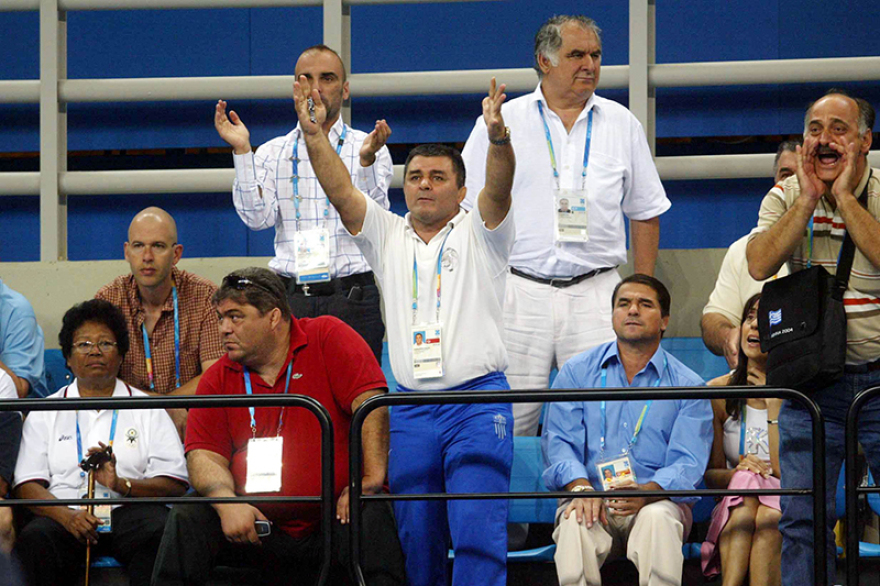 Πέθανε ο Μπάμπης Χολίδης