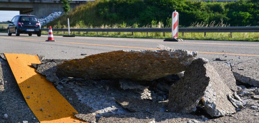 «Καμίνι» η Ευρώπη: Λιώνει η άσφαλτος, λυγίζουν οι γραμμές των τρένων