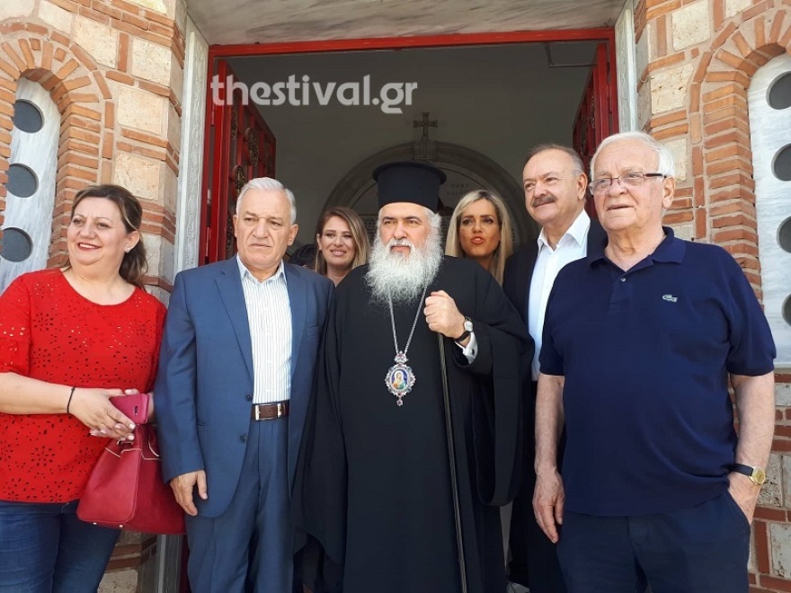 Η περιοδεία Καραμανλή στη δυτική Θεσσαλονίκη: Οι αγκαλιές, τα φιλιά και τα δώρα