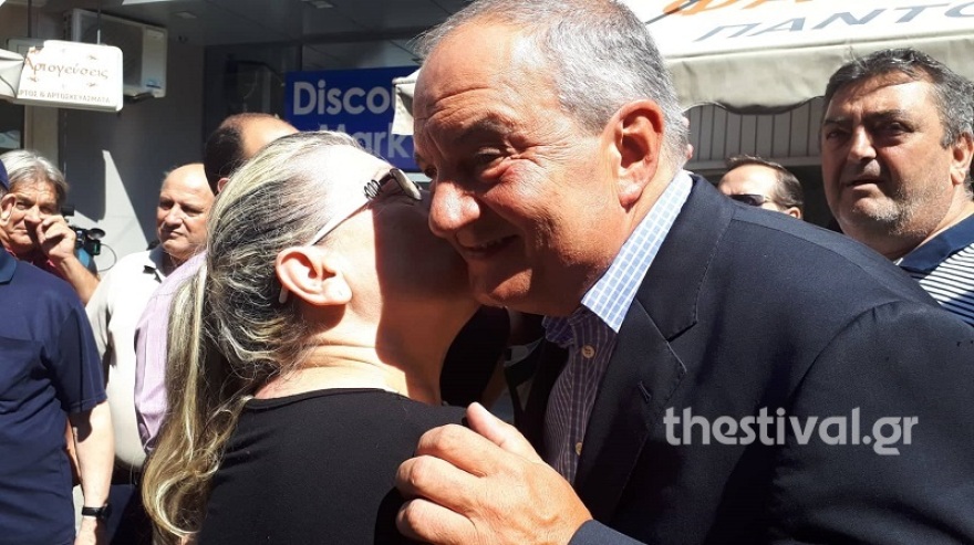 Η περιοδεία Καραμανλή στη δυτική Θεσσαλονίκη: Οι αγκαλιές, τα φιλιά και τα δώρα