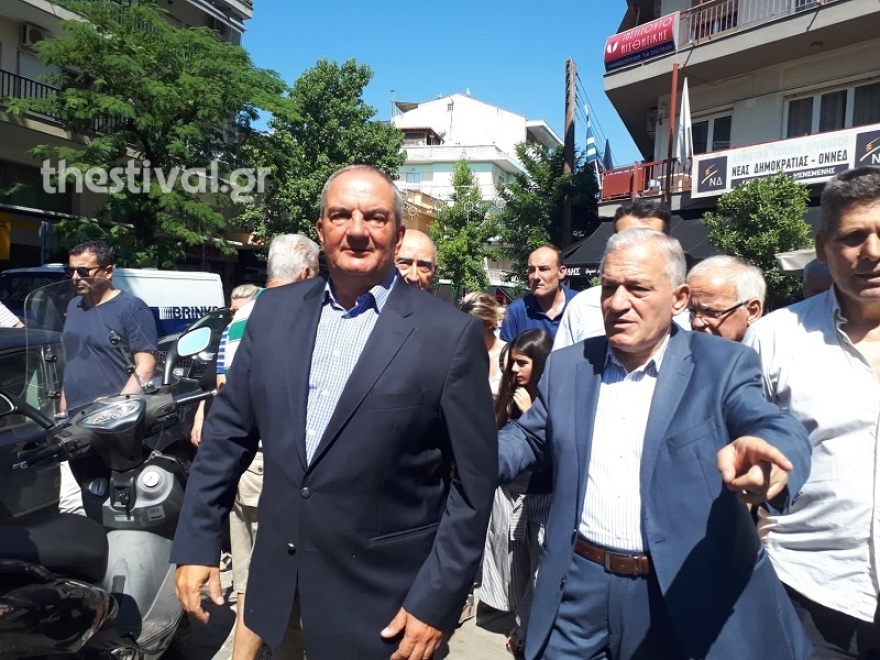 Η περιοδεία Καραμανλή στη δυτική Θεσσαλονίκη: Οι αγκαλιές, τα φιλιά και τα δώρα