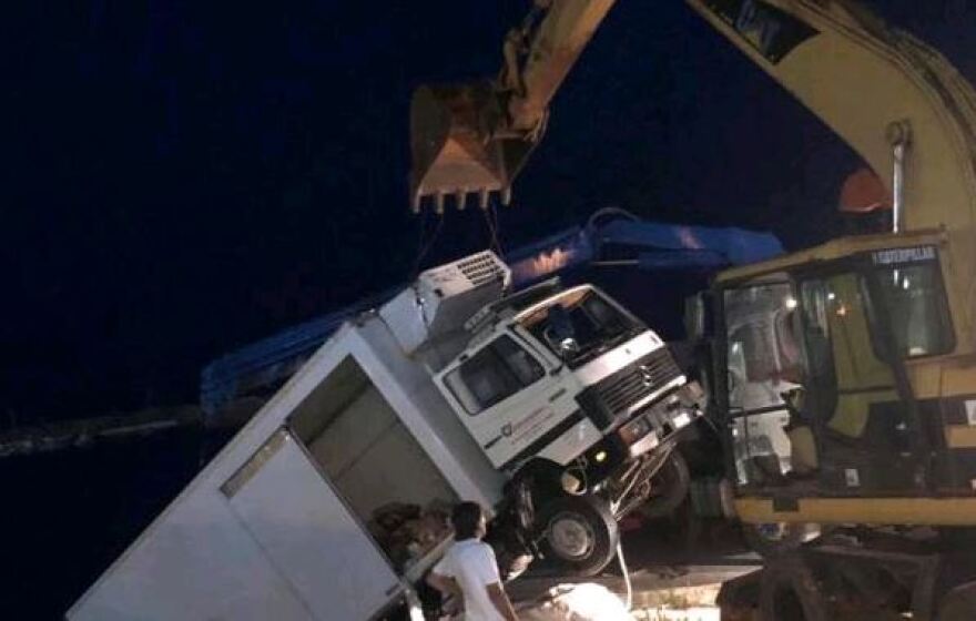 Θάσος: Φορτηγό έπεσε στη θάλασσα στα Λιμενάρια