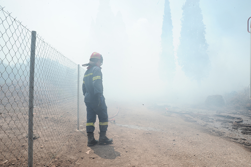 Έσβησε η φωτιά στο Λαύριο κοντά στην Ελληνική Βιομηχανία Όπλων