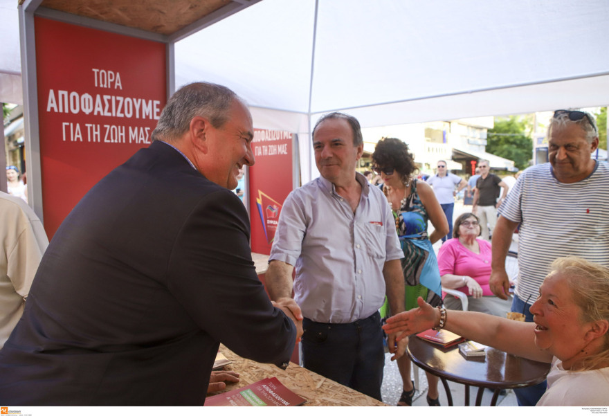 Περιοδεία Καραμανλή στην Καλαμαριά: Επισκέφθηκε και το περίπτερο του ΣΥΡΙΖΑ