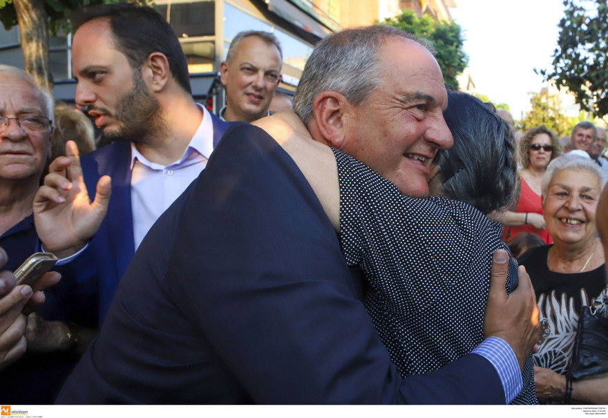 Περιοδεία Καραμανλή στην Καλαμαριά: Επισκέφθηκε και το περίπτερο του ΣΥΡΙΖΑ