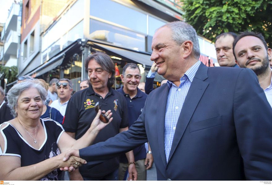 Περιοδεία Καραμανλή στην Καλαμαριά: Επισκέφθηκε και το περίπτερο του ΣΥΡΙΖΑ