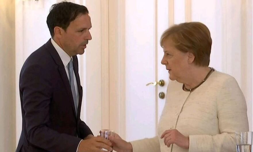 Η Μέρκελ εμφανίστηκε πάλι να τρέμει! 