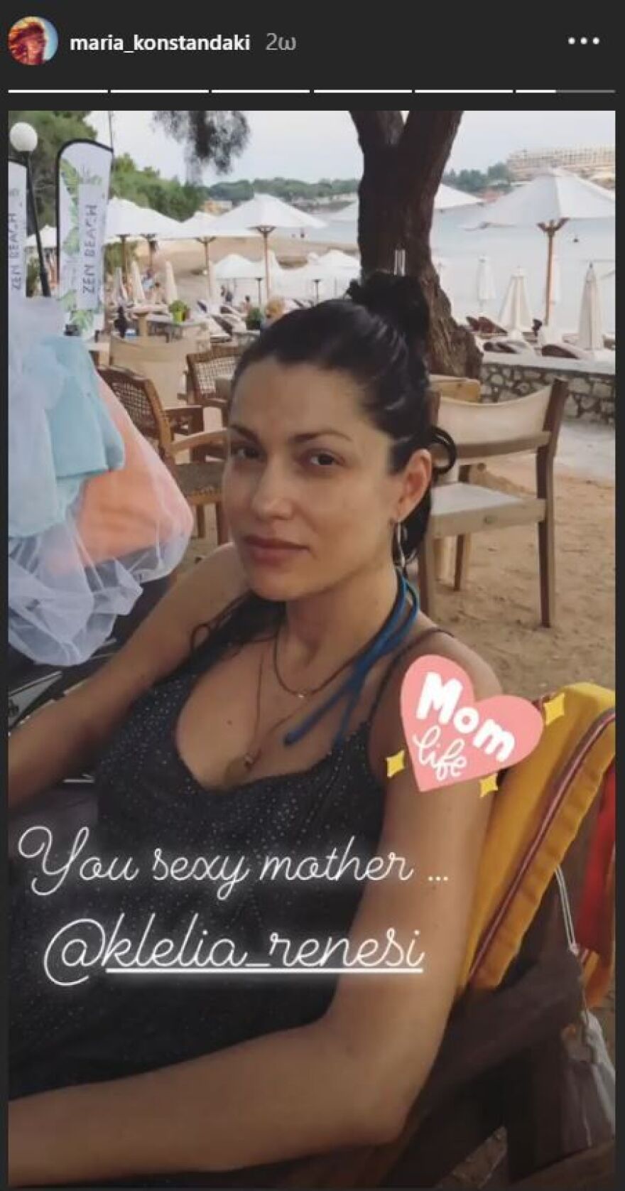 Η Κλέλια Ρένεση στην παραλία ένα μήνα μετά τη γέννηση της κόρης της