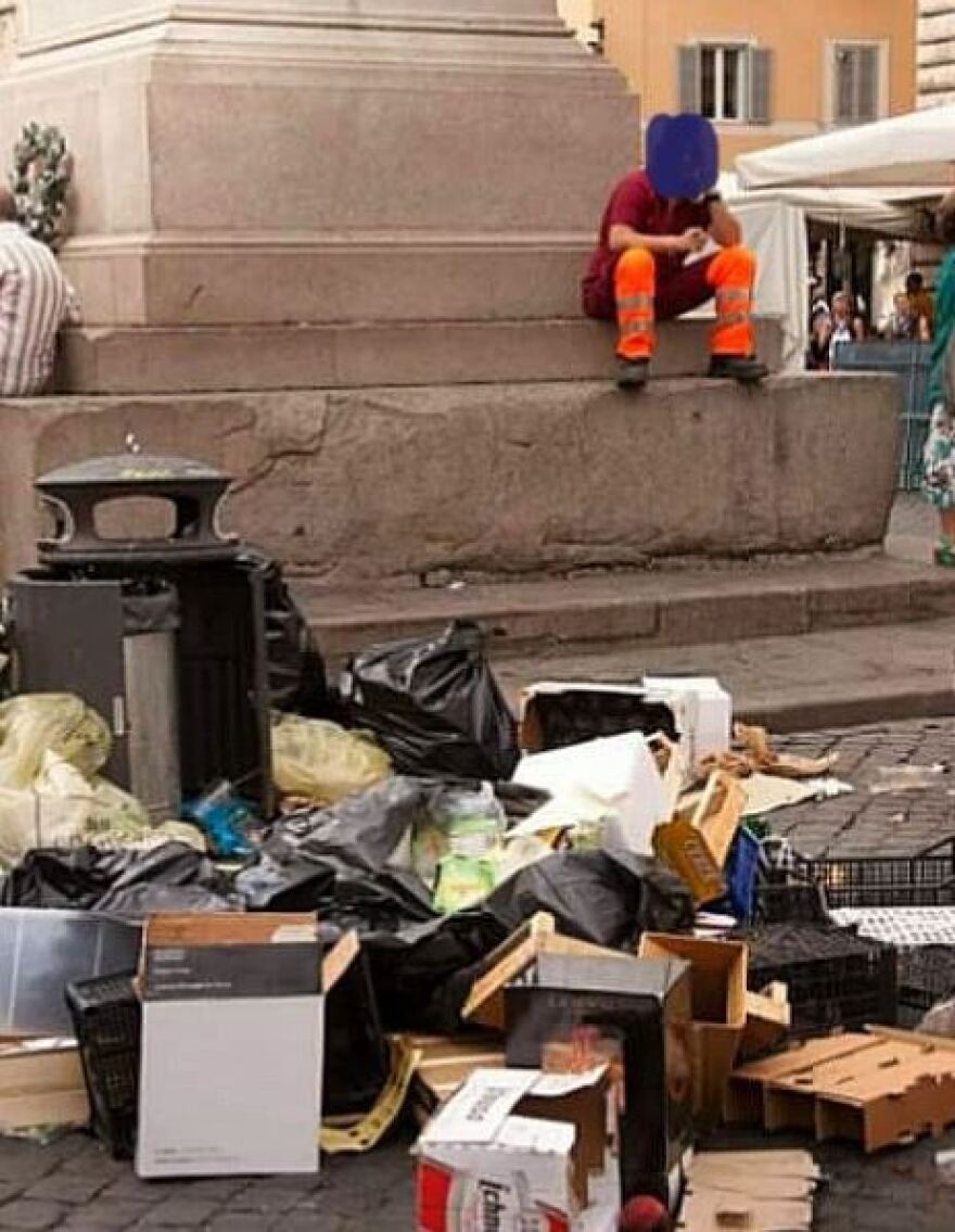 Ρώμη: Οι κάτοικοι διασκεδάζουν την... απόγνωσή τους με διαγωνισμό για το «καλύτερο σκουπίδι» της πόλης