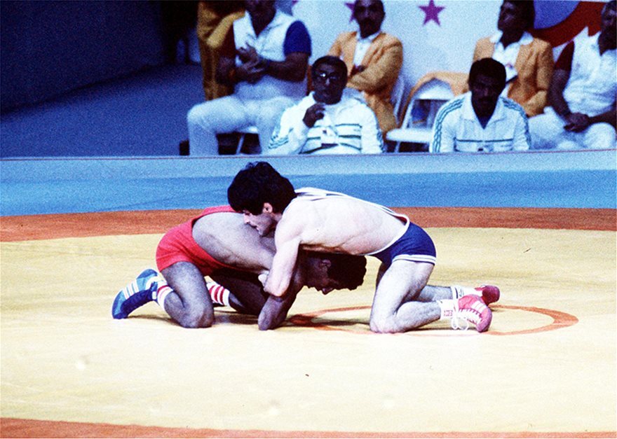 Μπάμπης Χολίδης: O «μικρός γίγαντας» που έφτασε στην κορυφή