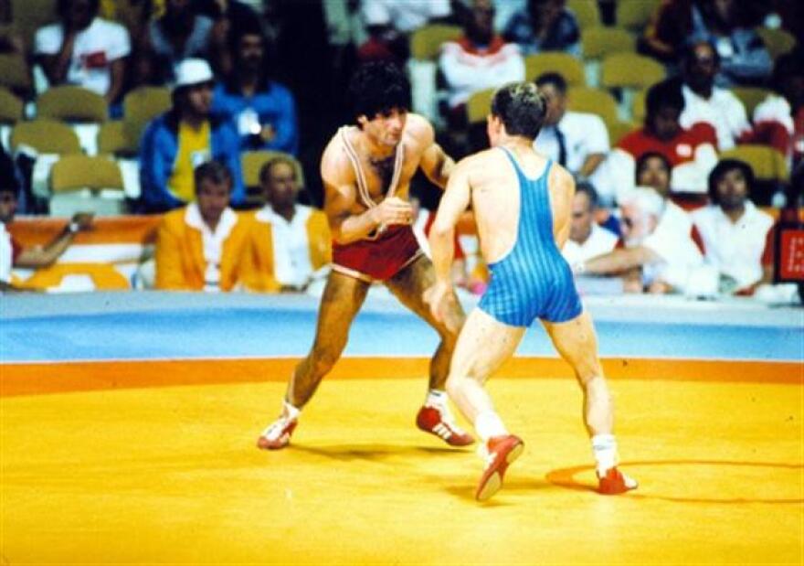 Μπάμπης Χολίδης: O «μικρός γίγαντας» που έφτασε στην κορυφή