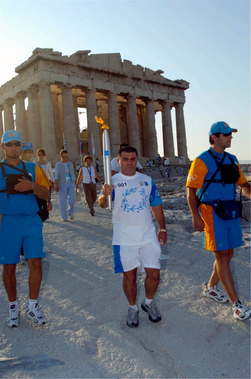 Μπάμπης Χολίδης: O «μικρός γίγαντας» που έφτασε στην κορυφή