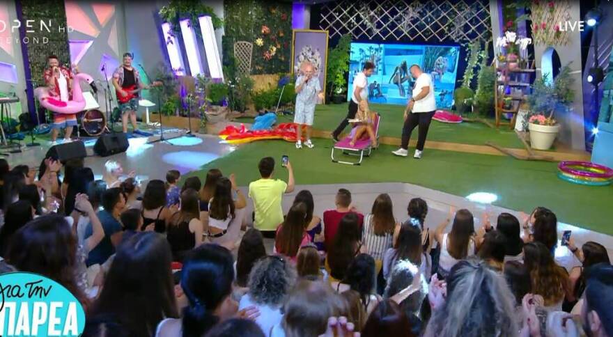 Ο Νίκος Μουτσινάς έκανε φινάλε με... σέξι Ιωάννα Τούνη 