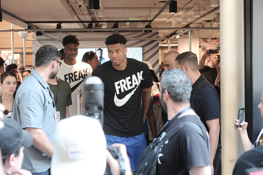 Αντετοκούνμπο: «Κάποτε μοιραζόμουν τα ίδια παπούτσια με τον αδερφό μου, τώρα έχω τη δική μου σειρά»