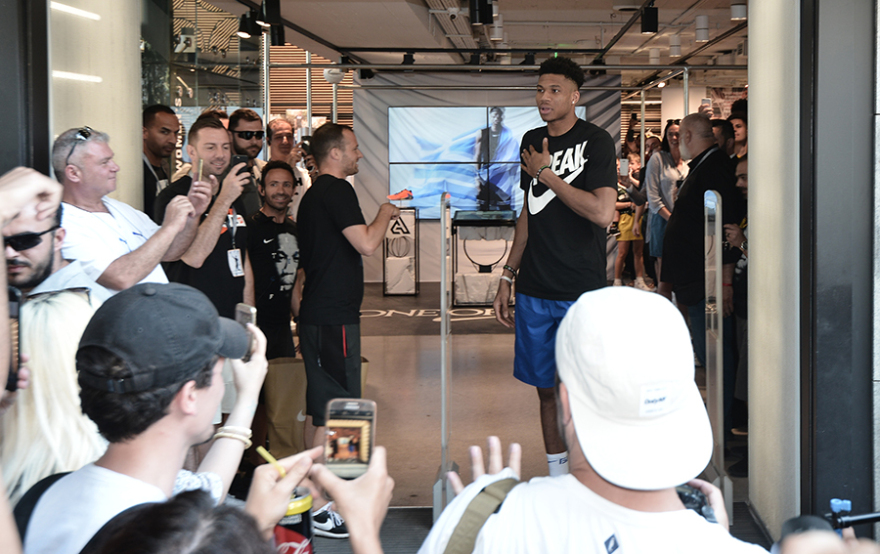 Αντετοκούνμπο: «Κάποτε μοιραζόμουν τα ίδια παπούτσια με τον αδερφό μου, τώρα έχω τη δική μου σειρά»