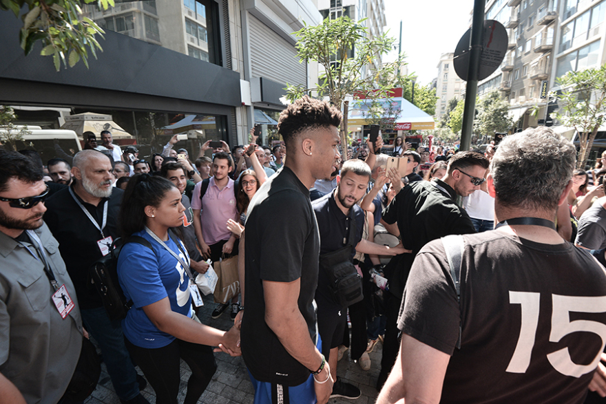 Αντετοκούνμπο: «Κάποτε μοιραζόμουν τα ίδια παπούτσια με τον αδερφό μου, τώρα έχω τη δική μου σειρά»