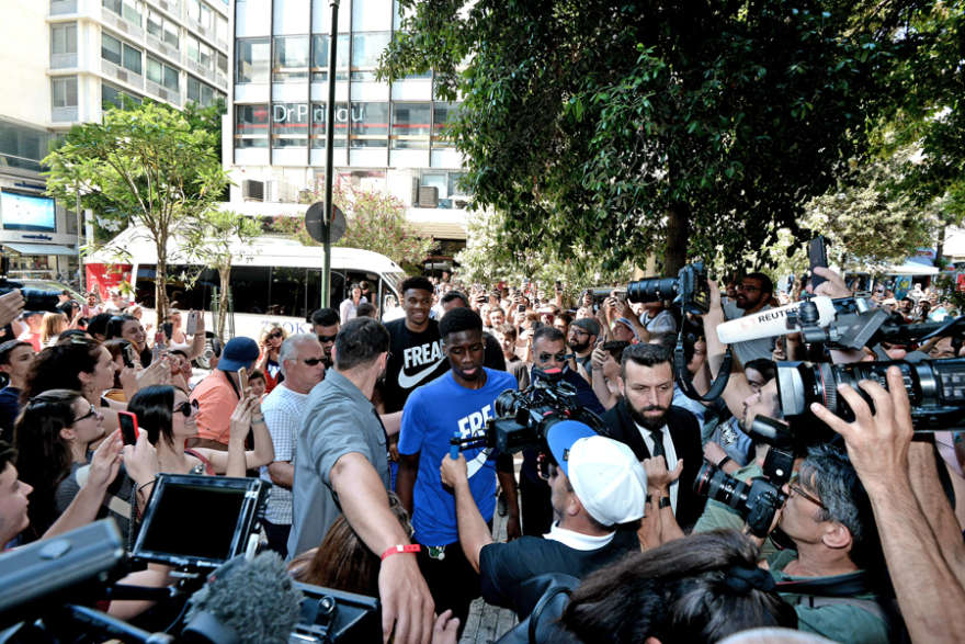 Αντετοκούνμπο: «Κάποτε μοιραζόμουν τα ίδια παπούτσια με τον αδερφό μου, τώρα έχω τη δική μου σειρά»