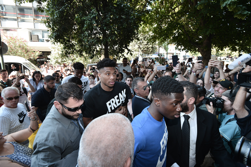 Αντετοκούνμπο: «Κάποτε μοιραζόμουν τα ίδια παπούτσια με τον αδερφό μου, τώρα έχω τη δική μου σειρά»