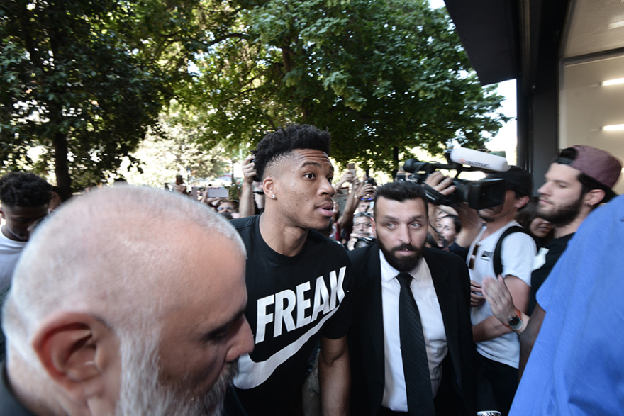 Αντετοκούνμπο: «Κάποτε μοιραζόμουν τα ίδια παπούτσια με τον αδερφό μου, τώρα έχω τη δική μου σειρά»