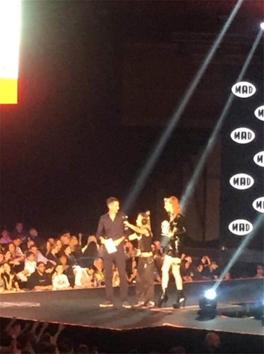 Βραβεία Mad 2019: O Κώστας Μπακογιάννης βράβευσε τις «Μέλισσες»