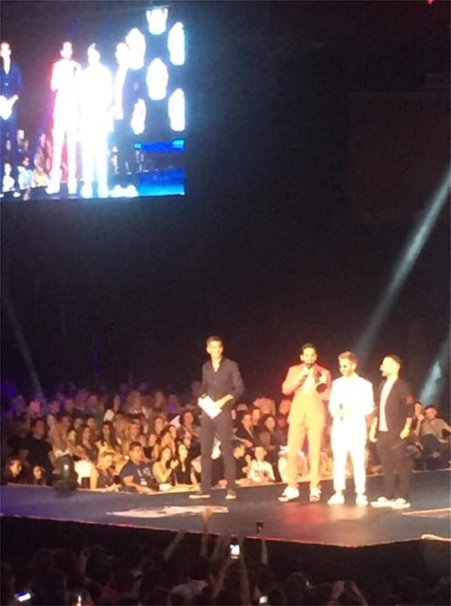 Βραβεία Mad 2019: O Κώστας Μπακογιάννης βράβευσε τις «Μέλισσες»