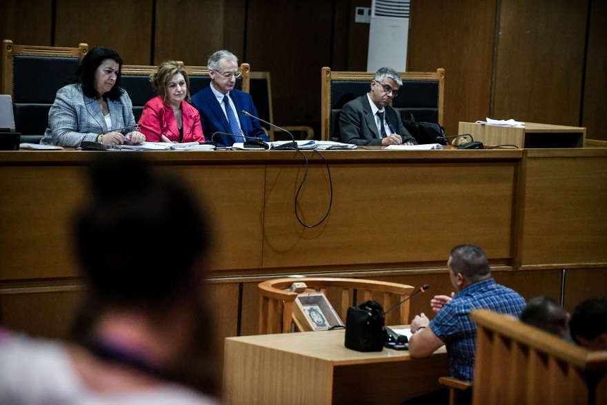 Δίκη Χρυσής Αυγής: Με απολογίες κατηγορουμένων και την Μπαζιάνα στο κοινό συνεχίζεται η διαδικασία