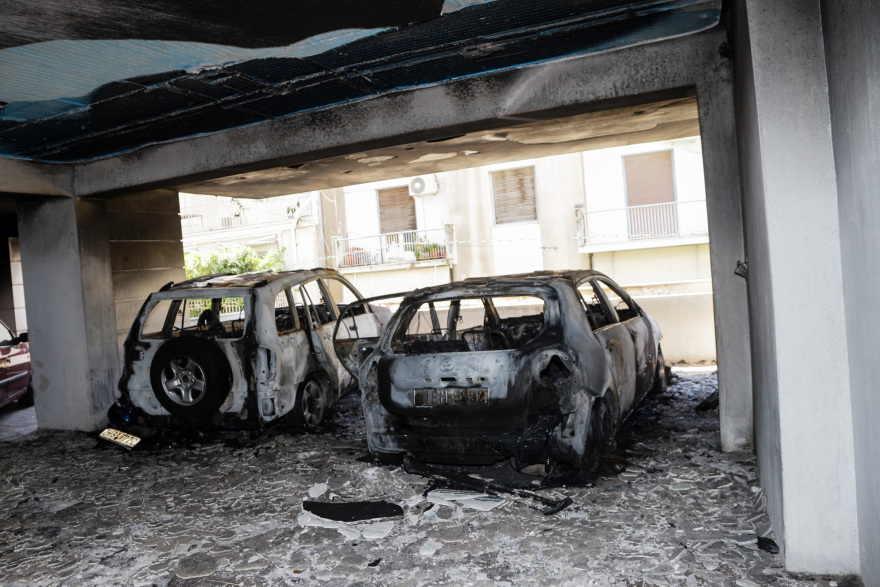 Κολωνάκι: Άγνωστοι πυρπόλησαν τρία οχήματα σε πυλωτή και γκαράζ