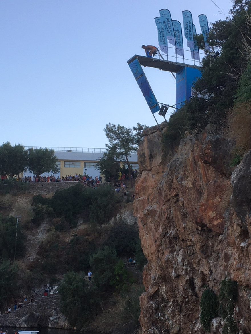 Βίντεο: Υπερθέαμα καταδύσεων από τα 20 μέτρα στη λίμνη Αγίου Νικολάου