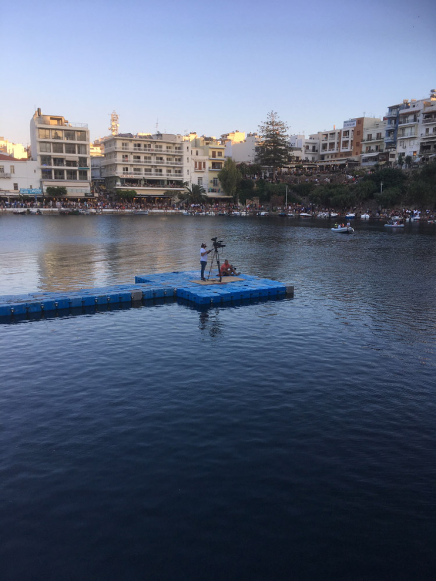 Βίντεο: Υπερθέαμα καταδύσεων από τα 20 μέτρα στη λίμνη Αγίου Νικολάου