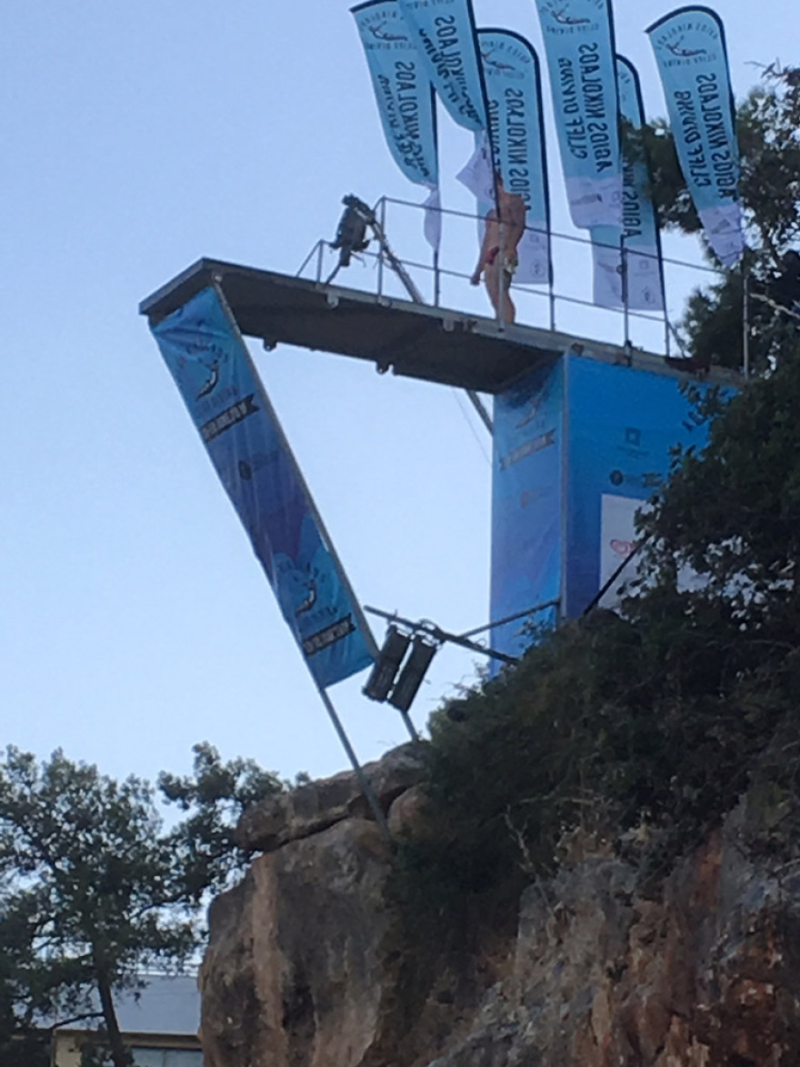 Βίντεο: Υπερθέαμα καταδύσεων από τα 20 μέτρα στη λίμνη Αγίου Νικολάου