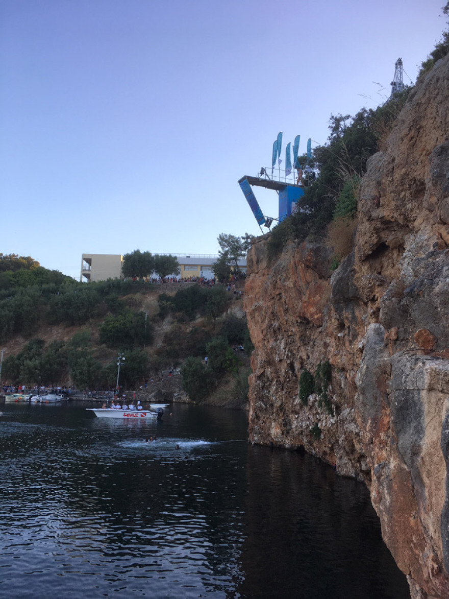 Βίντεο: Υπερθέαμα καταδύσεων από τα 20 μέτρα στη λίμνη Αγίου Νικολάου