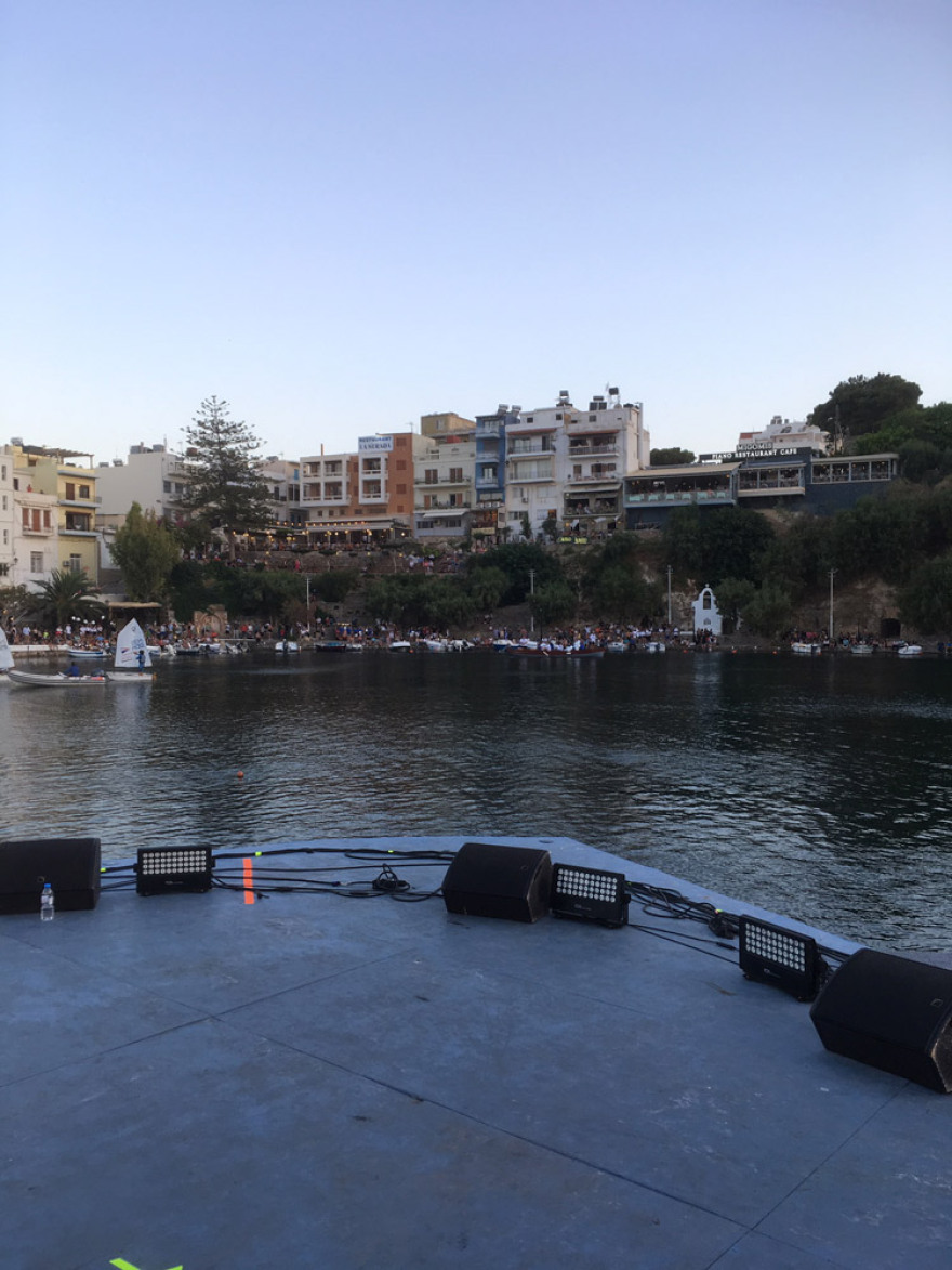 Βίντεο: Υπερθέαμα καταδύσεων από τα 20 μέτρα στη λίμνη Αγίου Νικολάου