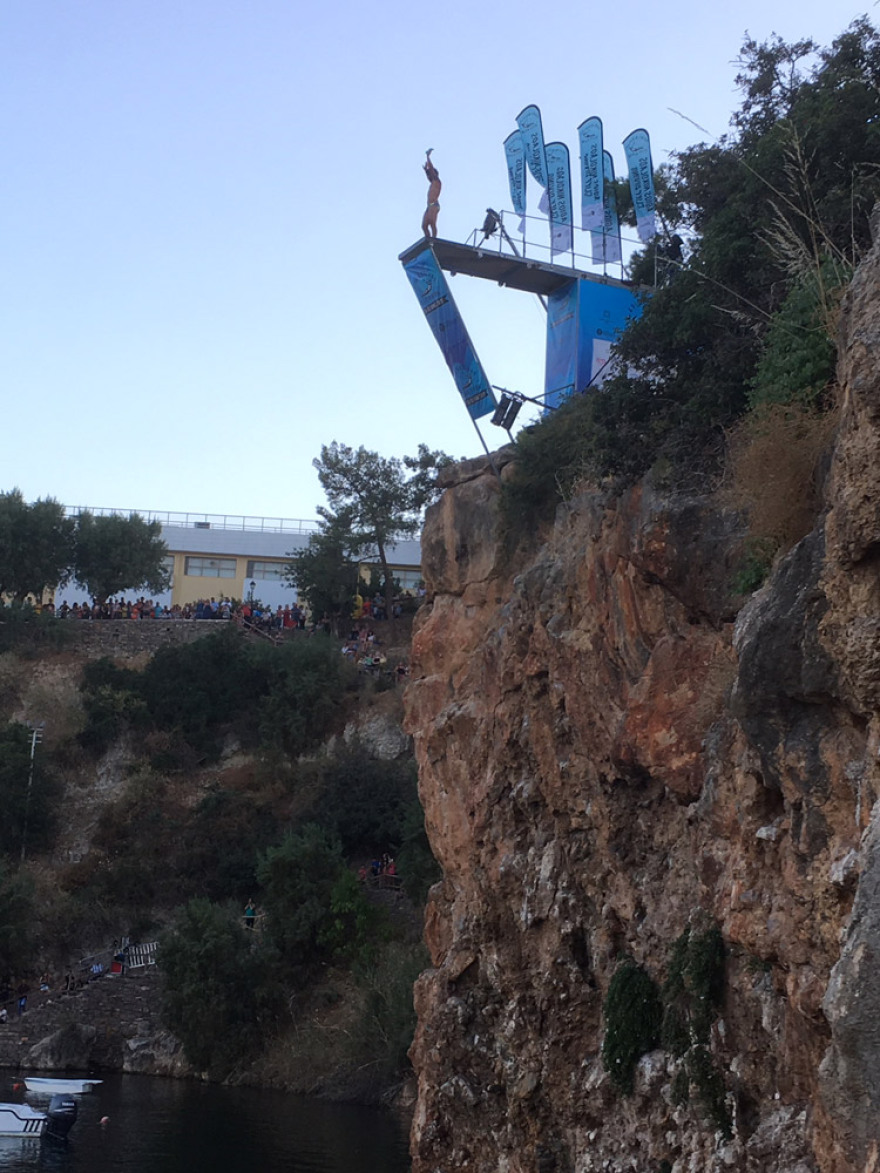 Βίντεο: Υπερθέαμα καταδύσεων από τα 20 μέτρα στη λίμνη Αγίου Νικολάου