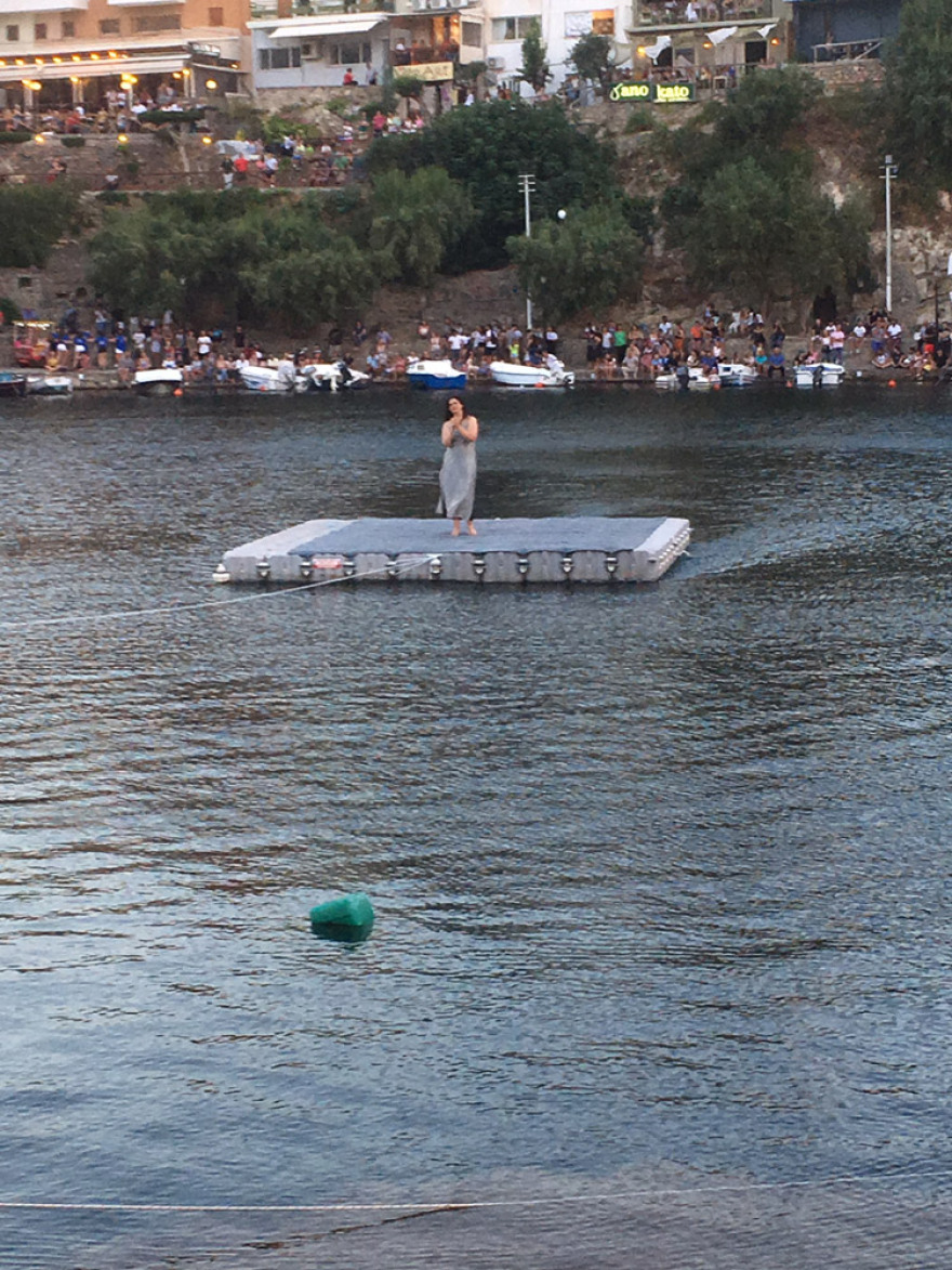 Βίντεο: Υπερθέαμα καταδύσεων από τα 20 μέτρα στη λίμνη Αγίου Νικολάου