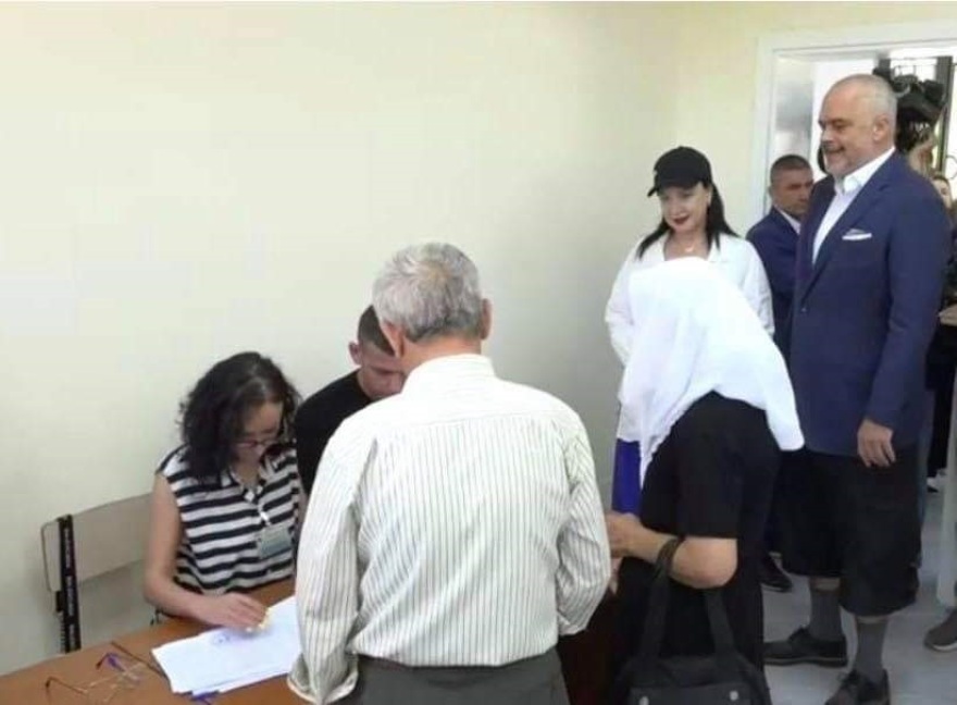 Το αλλόκοτο ντύσιμο του Ράμα - Ψήφισε με σακάκι, κοντό παντελόνι και ψηλή κάλτσα!