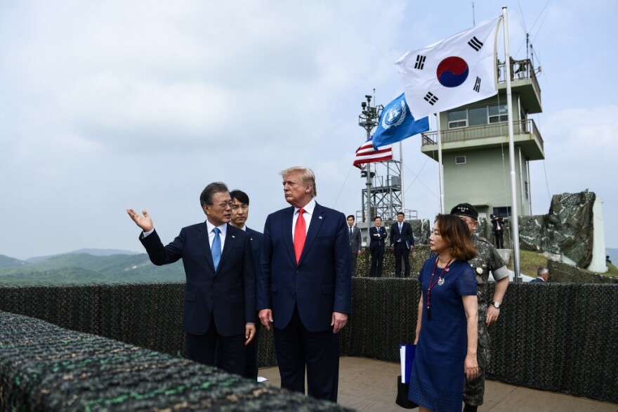 Ιστορική στιγμή: O Τραμπ πάτησε στη Βόρεια Κορέα