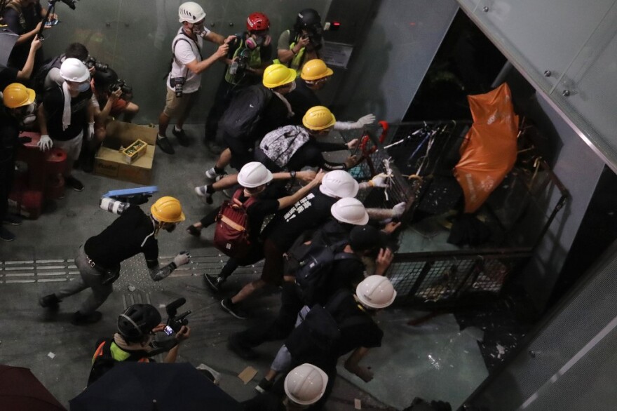 Συγκρούσεις στο Χονγκ Κονγκ: Διαδηλωτές εισέβαλαν στο Κοινοβούλιο 