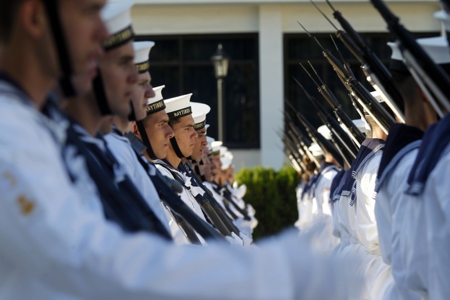 Ο Προκόπης Παυλόπουλος επέδωσε τα ξίφη στους νέους και νέες σημαιοφόρους