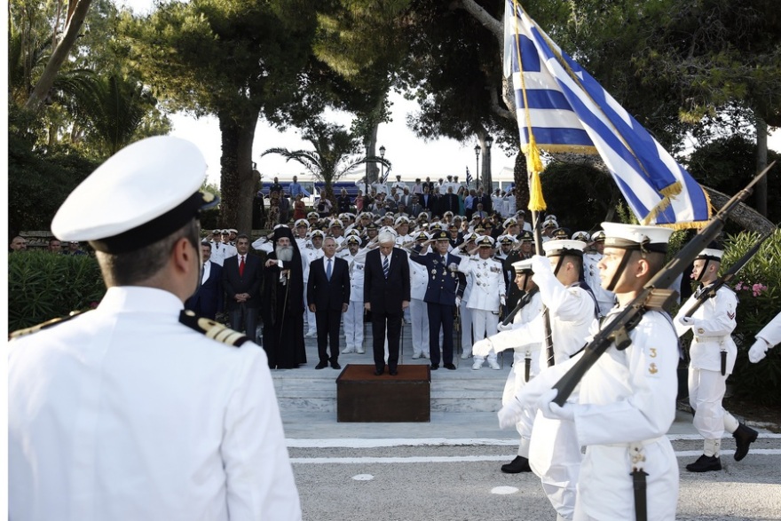 Ο Προκόπης Παυλόπουλος επέδωσε τα ξίφη στους νέους και νέες σημαιοφόρους