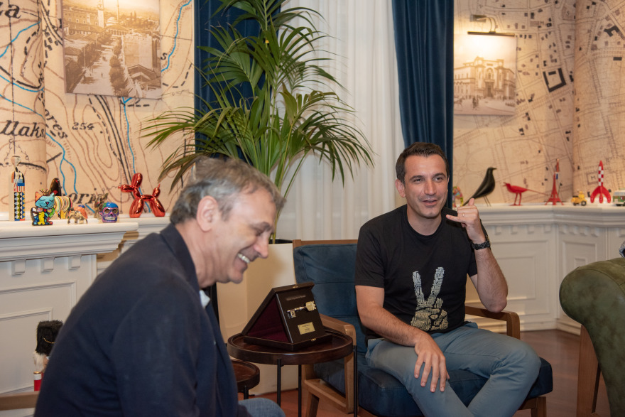 Ο Γιώργος Νταλάρας μάγεψε με τα τραγούδια του στα Τίρανα