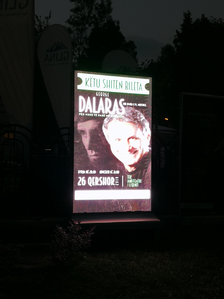 Ο Γιώργος Νταλάρας μάγεψε με τα τραγούδια του στα Τίρανα