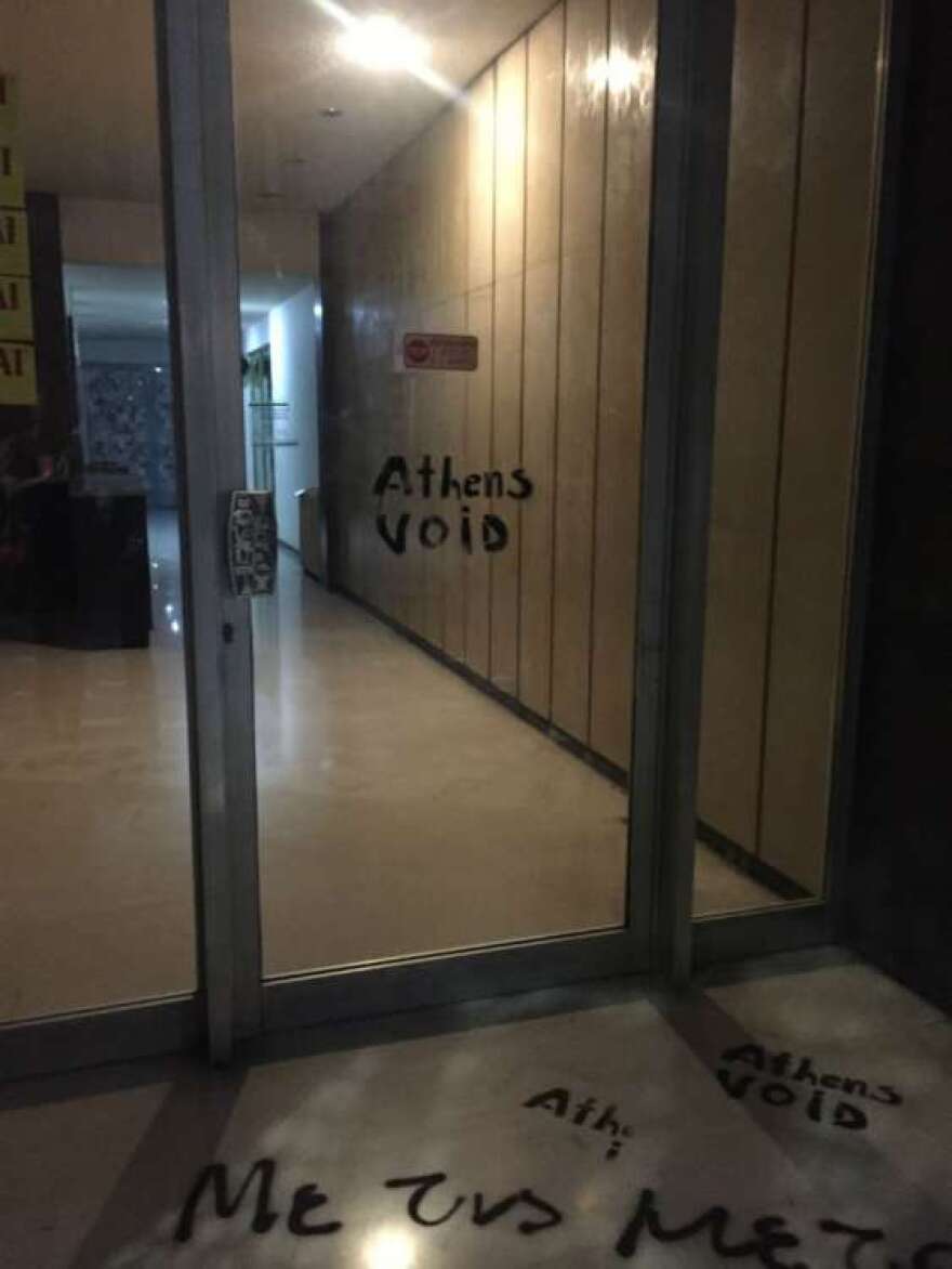 Επίθεση στην Athens Voice: Πέταξαν τρικάκια, έγραψαν συνθήματα 