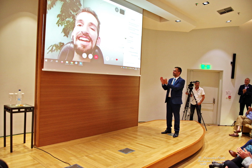 Τα «σπάει» το προεκλογικό σποτ του Φώτη Καρύδα