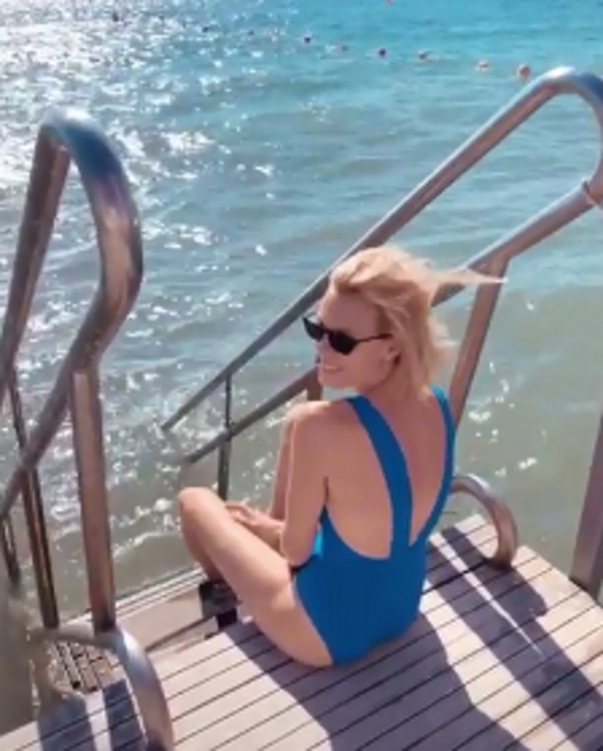 Η Βίκυ Καγιά έβαλε το μαγιό της και εντυπωσίασε με τις αναλογίες της 