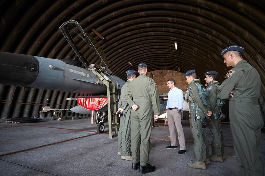 Μητσοτάκης στην 111 Πτέρυγα Μάχης: Θα είμαστε δίπλα στις Ένοπλες Δυνάμεις