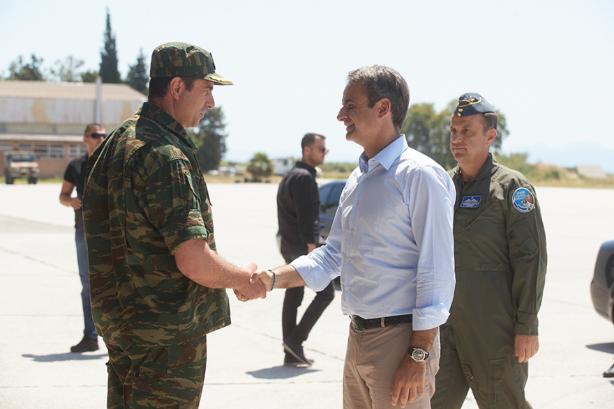 Μητσοτάκης στην 111 Πτέρυγα Μάχης: Θα είμαστε δίπλα στις Ένοπλες Δυνάμεις