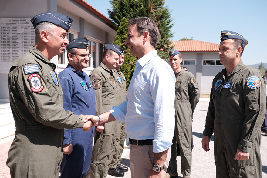Μητσοτάκης στην 111 Πτέρυγα Μάχης: Θα είμαστε δίπλα στις Ένοπλες Δυνάμεις