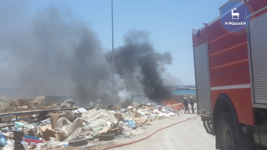 Ρόδος: Φωτιές και επεισόδια στον καταυλισμό Ρομά στο Καρακόνερο